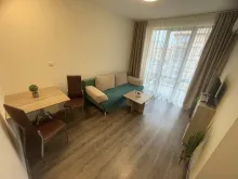 Sofa i stół w pokoju