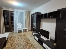 Salon z sofą i stołem