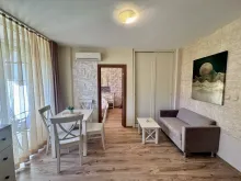 Salon z kanapą i telewizorem