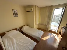 Dwa łóżka w sypialni