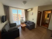 Pokój dzienny z niebielą