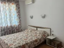duże łóżko w sypialni