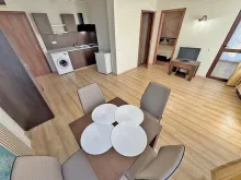 Stół obiadowy i inne meble
