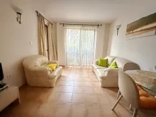 Dwie sofy w pokoju