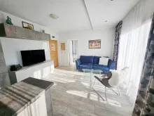 Telewizor i sofa