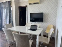 salon z kuchnią — widok na morze