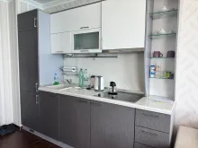 salon z kuchnią — widok na morze