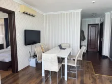 salon z kuchnią — widok na morze