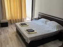 Łóżko dwuosobowe w pokoju