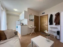 Stół i kanapa w pokoju