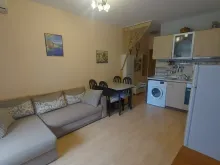 Sofa i stół jadalny