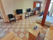 Kaya | Duże strefowane studio w samym sercu Słonecznego Brzegu / Wnętrze i umeblowanie