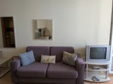 Kanapa i telewizor w pokoju