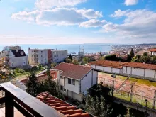 balkon z widokiem na morze.