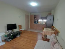 Salon z kanapą i telewizorem