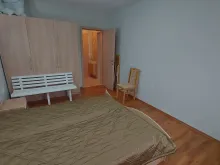 Łóżko i szafa w sypialni