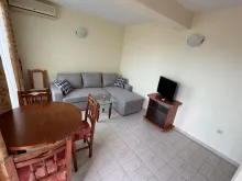 Kanapa i telewizor w pokoju