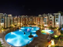 Basen przed kompleksem Sun City 1