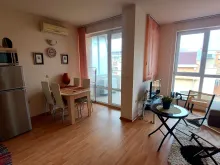 Salon z kanapą i telewizorem