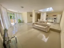 Budynek mieszkalny bez opłaty | Przestronny apartament z widokiem na morze w Sveti Vlas
