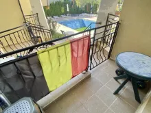 taras z widokiem na basen i widokiem na morze