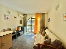 Salon z sofą i stołem