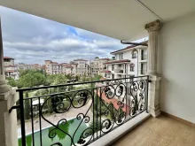 Balkon z widokiem na basen