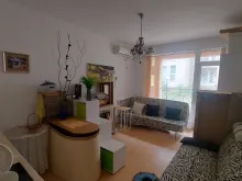 Salon z sofą i meblami