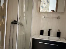łazienka z wc z kabiną natryskową