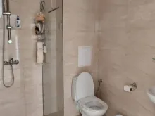 łazienka z kabiną natryskową