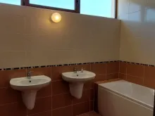 duża łaienka z wanną oraz dwiema umywalkami