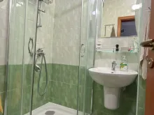 łazienka po gruntownym remoncie nowa glazura,sanitariaty i kabina natryskowa