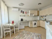 widok na kuchnię i część jadalnianą