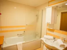 łazienka w glazurze wanna