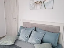 Łóżko małżeńskie w sypialni