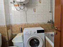 łazienka z wc razem z wanną ,pralka