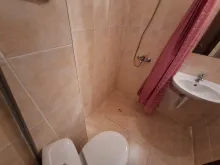 łazienka wc razem z prysznicem