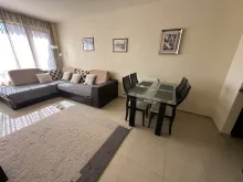 duża sofa w pokoju