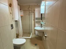 łazienka z wc z kabiną natryskową