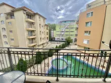 widok z tarasu na basen