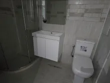 łazienka z wc razem kabina natryskowa