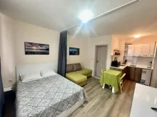 widok na kuchnie i pokój