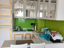widok na kuchnie w pełni wyposażoną