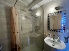 łazienka wc razem z kabiną natryskową