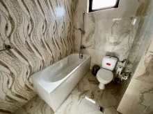 łazienka wc razem z wanną