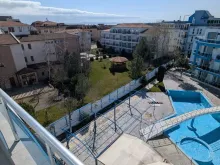 widok na basen z tarasu