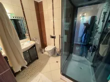 ванная комната с туалетом, душевая кабина с гидромассажем.