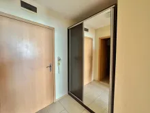 wejscie do apartamentu ,szafa w zabudowie