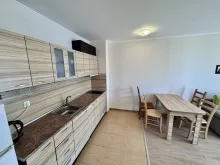 widok na kuchnię i część jadalnianą