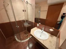 łazienka z wc z kabiną natryskową